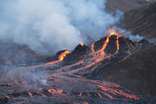 Impactantes fotos: un volcán ''despierta'' en Islandia luego de 800 años y piden a la población encerrarse en casa
