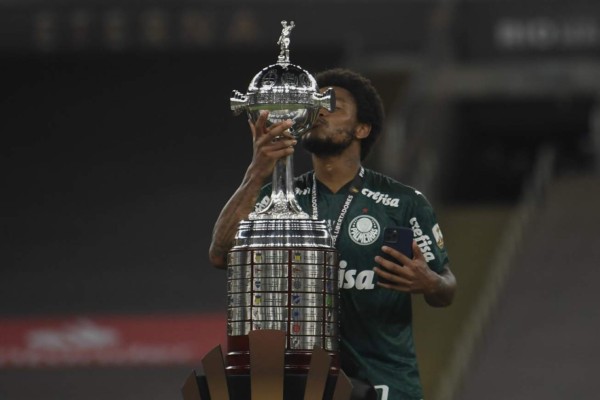 De la fiesta por ganar la Libertadores a ir de urgencias al hospital: el drama del brasileño Luiz Adriano