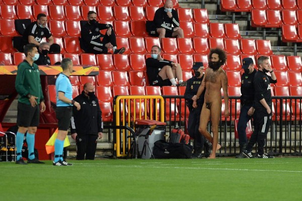 De no creer y en partido a puerta cerrada: Así fue la entrada de un espontáneo desnudo en el Granada-Manchester United&nbsp;&nbsp;&nbsp;