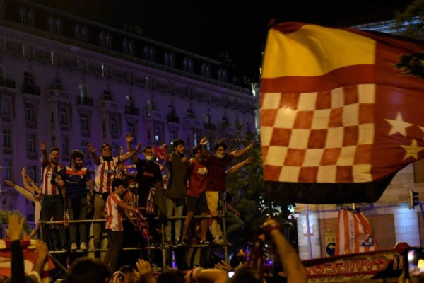 Desafian al Covid-19 y muere un hincha: Así fue el loco festejo tras consagración del Atlético en la liga española