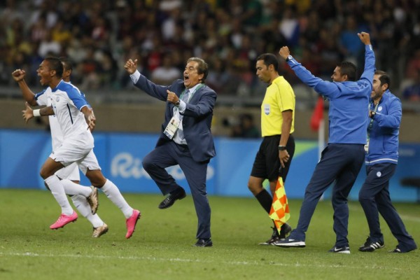La eufórica celebración de Jorge Luis Pinto tras el pase de Honduras a semifinales