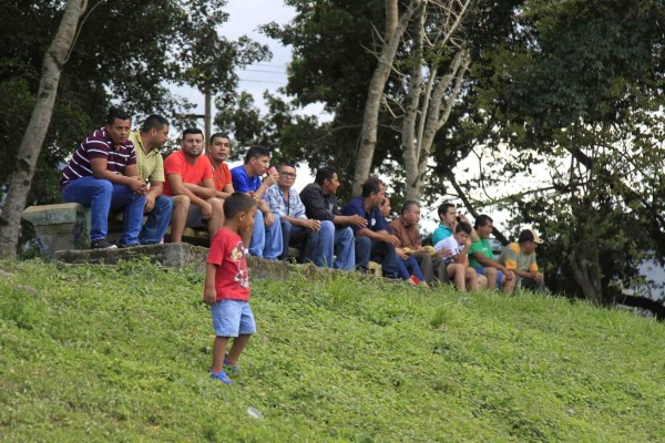 ¡Qué curioso! Venta de boletos, gradas de madera, camerinos de cemento... así es el ascenso en Honduras