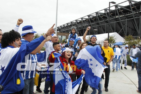Hondureños pintan de azul y blanco las afueras del estadio Avaya