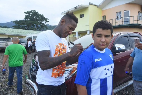 ¡Lindo ambiente! Ex jugadores y legionarios hondureños juegan partido benéfico en La Ceiba