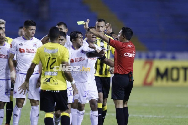 Lluvia de golpes y manotazos en el Olimpico entre jugadores de Real España y Olimpia
