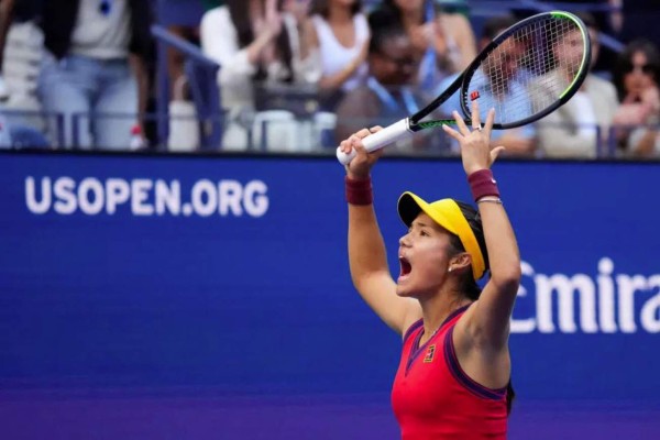 Subió 127 puestos y sería billonaria: Emma Raducanu, la campeona del US Open con 18 años que enloquece a Inglaterra