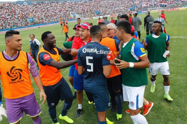 No viste en TV: Bronca de Caballero-Keosseián, presión a Pastrana e intercambio de camisas