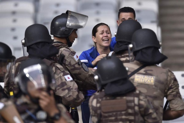 ¡Caos en Brasil! Desciende el Cruzeiro y el estadio se convierte en zona de guerra