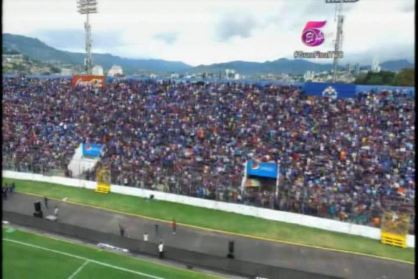 ¡IMPRESIONANTE! La afición de Motagua llena el Nacional en la final ante Platense