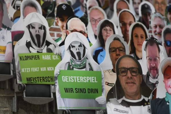 El Borussia Mönchengladbach llena su espectacular estadio con aficionados de cartón