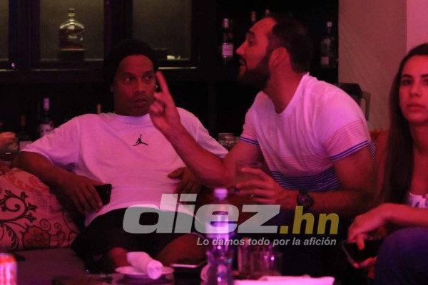 EN FOTOS: Así vivió Ronaldinho el clásico Barcelona-Real Madrid en Honduras