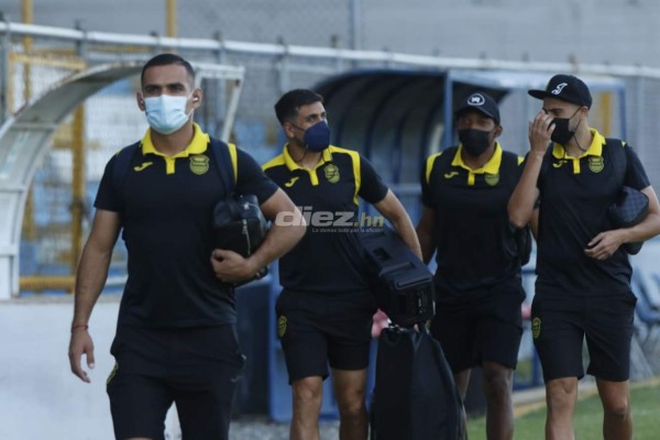 El hostil recibimiento de afición del Real España a futbolistas del Olimpia con pancartas de dólares