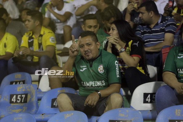 Las otras fotos del clásico: La preciosa esposa de Mario Martínez, la rubia y el malabarista