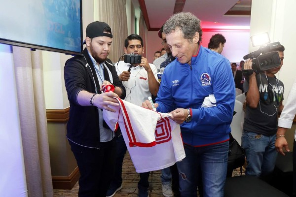 No viste en la presentación de Troglio: Su tatuaje y un hincha le llevó la camiseta de River