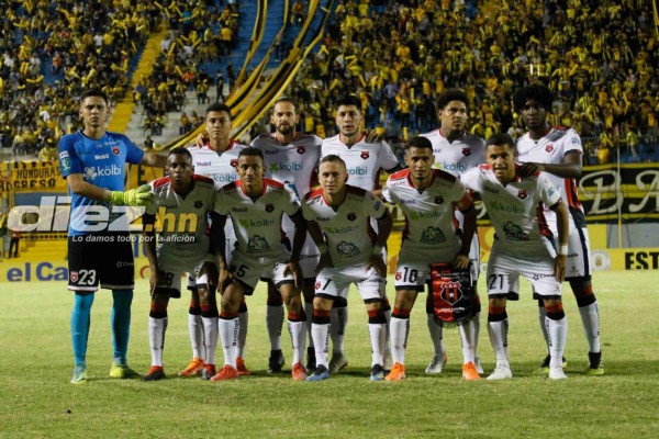 No se vio por TV: Discusión Garrido-Claros, chicas hermosas y catrachos del Alajuelense se lucen