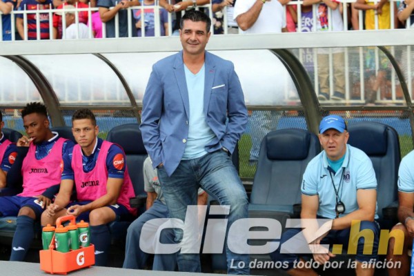 CURIOSAS: Los zapatos de Ronaldinho y su gesto con aficionado que ingresó al campo