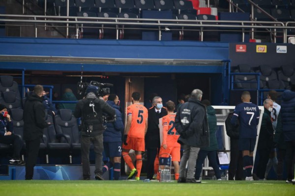 Escándalo: ¿Qué le dijo? Así fue la bronca que se armó en el Istanbul-PSG por racismo de un árbitro