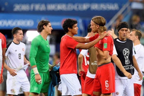 ¿Quién es la rubia? Costa Rica se despide con dignidad y el cambio de camisas