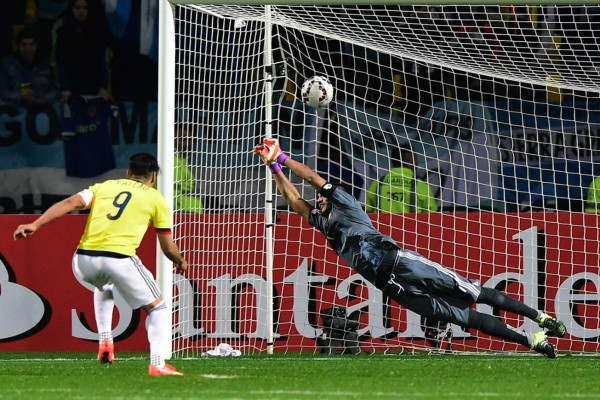 Argentina sufre en penales pero se mete a semifinales de Copa América