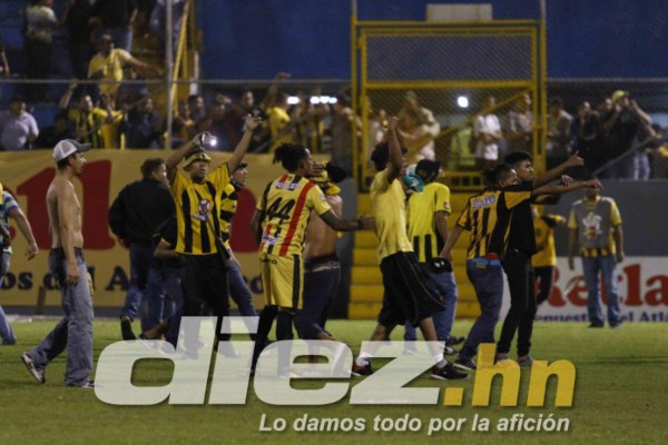 Impactantes imágenes: Terror y drama en el estadio Morazán tras actos vandálicos