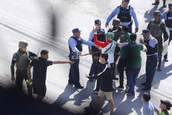 Barra de Marathón y olimpistas vestidos de civiles se agarran a pedradas afuera del Yankel