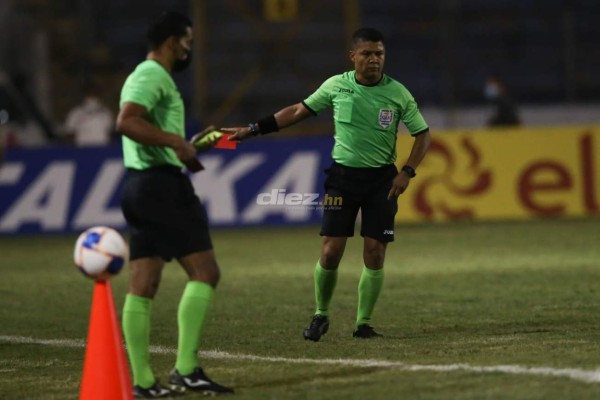 No lo viste en TV: El bonito saludo de Troglio y Diego y los 'cariñitos' en la Ultra Fiel en un bravo clásico