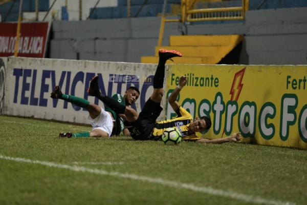 CURIOSAS: Policías en la cancha, pancarta y la acción de recogebalones