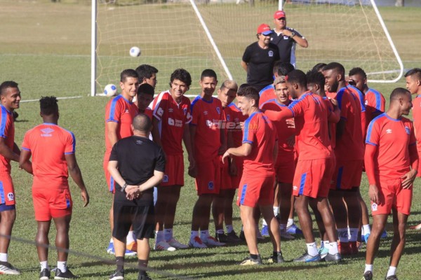 Pasillo, ausencias y aficionados en el primer entrenamiento del Olimpia del 2020