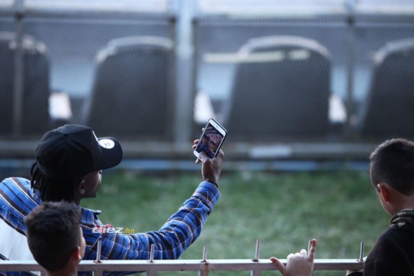 Dos jugadores de otros equipos llegaron a apoyar a Olimpia y el abrazo de Trogio y Vargas