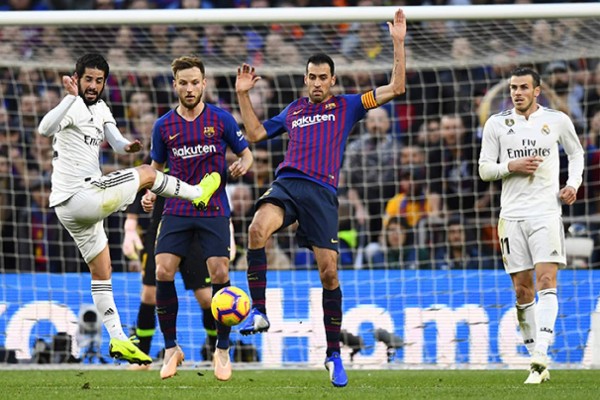 UNO A UNO: Suárez de los mejores clasificados del Barca en el clásico