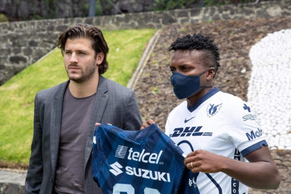 ¡Pruebas médicas y el número! Las imágenes de la presentación de Carlos Mejía con Pumas