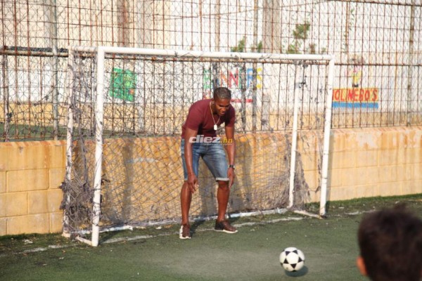 Brayan Beckeles hace visita sorpresa a niños de la academia de Marcelo Canales