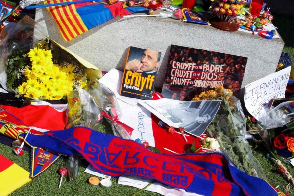 Así se despide la afición del Barcelona de Johan Cruyff en el Camp Nou