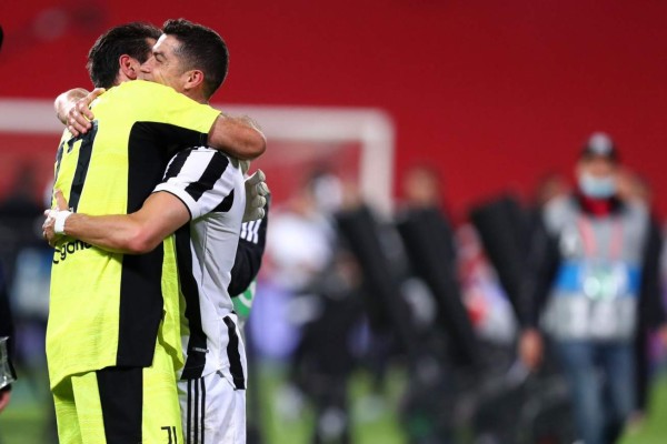 Cristiano, en ropa interior, y Buffon homenajeado: Así fue la celebración de la Juventus tras ganar la Coppa Italia
