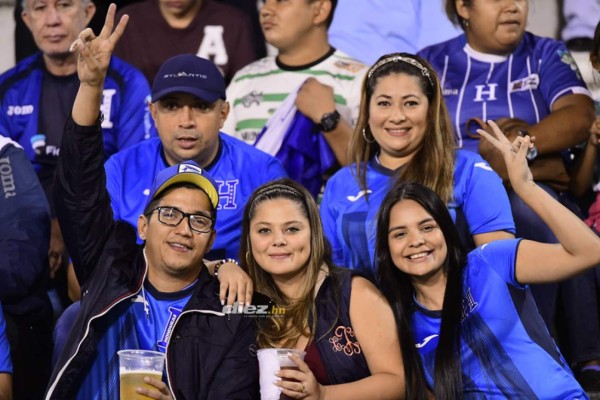 ¿Quién es la chica del maletín?; Las bellezas que adornan el Estadio Olímpico