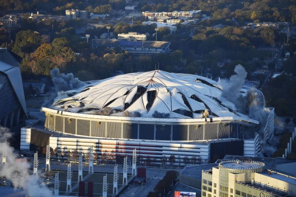 Así fue la implosión del Georgia Dome, el imponente estadio de los Falcons