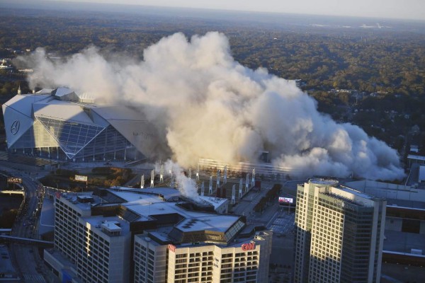 Así fue la implosión del Georgia Dome, el imponente estadio de los Falcons