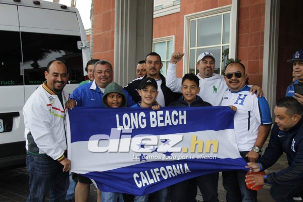 Hondureños pintan de azul y blanco las afueras del estadio Avaya