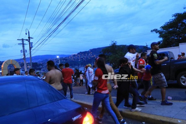 ¡Desmayados, disparos y gas lacrimógeno! El relajo en las afueras del Estadio Nacional