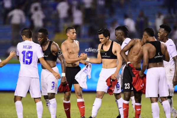 NO VISTE EN TV: Reclamos al árbitro, intercambio de camisas y tristeza trinitense