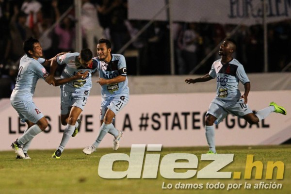 NO VISTE EN TV: El festejo del Olimpia y la bengala en el césped&nbsp;&nbsp;