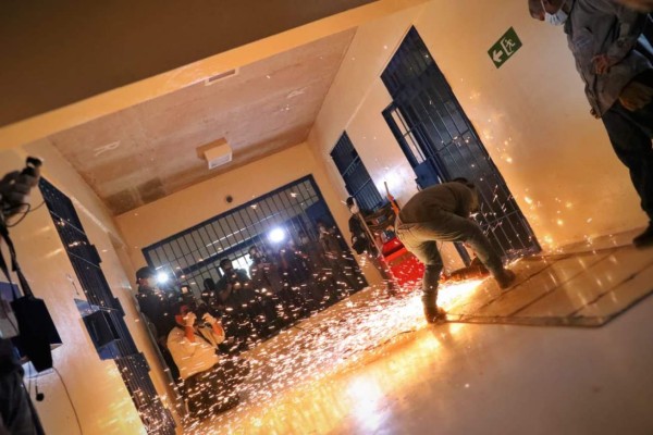 ¡No verán la luz del sol! Pandilleros salvadoreños son aislados en celdas oscuras y calurosas