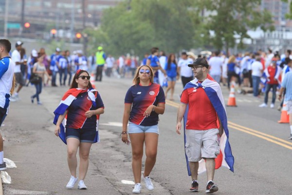 ¡Catrachas y ticas! Las chicas más hermosas en el Red Bull Arena