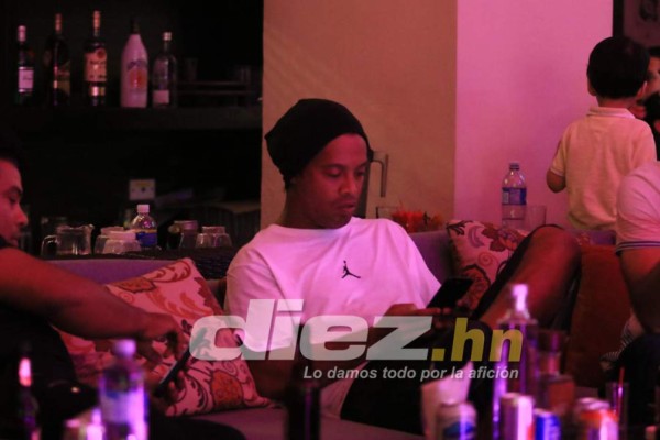 EN FOTOS: Así vivió Ronaldinho el clásico Barcelona-Real Madrid en Honduras