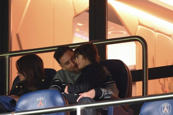 El viaje le dio hambre: así fue captado Messi con Antonela Roccuzzo en el triunfo del PSG; Mbappé recibe regalito
