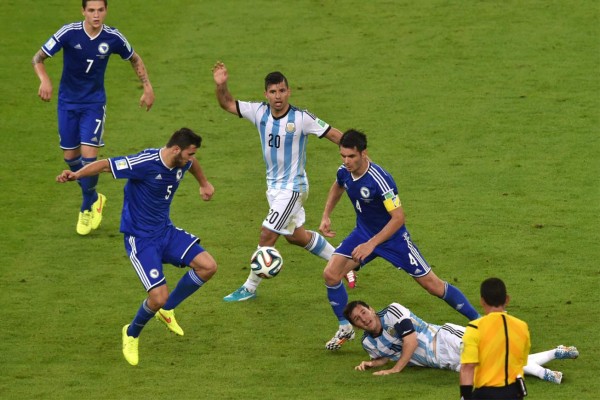 Messi saca su garra: Argentina gana 2-1 a Bosnia.