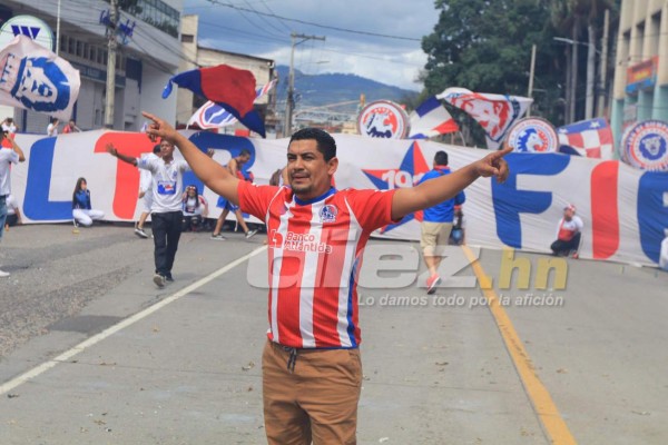 La majestuosa llegada de la Ultra Fiel al Estadio Nacional previo al Motagua-Olimpia