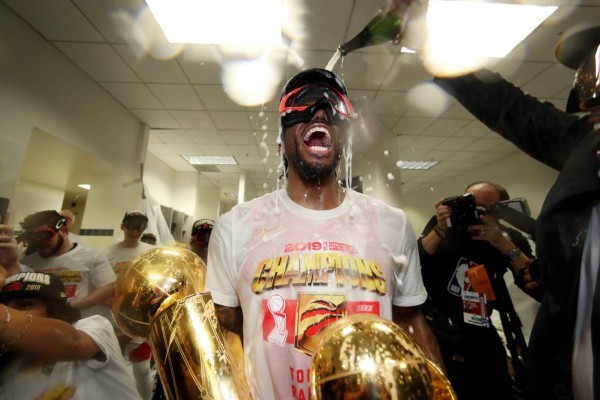 ¡Eufórica y descontrolada! Así fue la celebración de los aficionados de los Raptors en Toronto