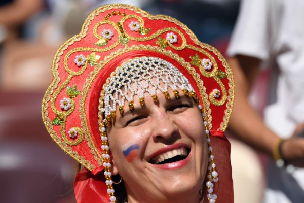 España y Rusia llevan muchas lindas chicas al juego de octavos del Mundial