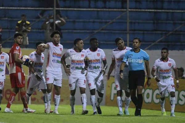 NO SE VIO EN TV: Pedro Troglio firma camisa, visita de seleccionados y el llenazo en el Morazán